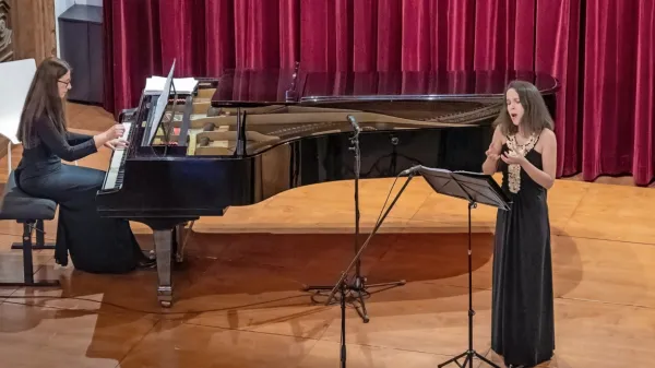 Pianistko Claudio Sedmach in sopranistko Matejo Petelin Zobin na poseben način 
očara francoska komorna literatura. 