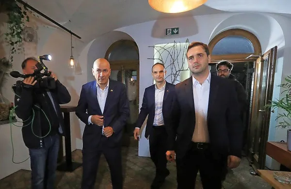 Da bi Janša z Logarjem obračunal tako, da bi slednjega izključili iz 
stranke, je malo verjetno. 