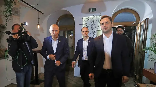 Da bi Janša z Logarjem obračunal tako, da bi slednjega izključili iz 
stranke, je malo verjetno. 