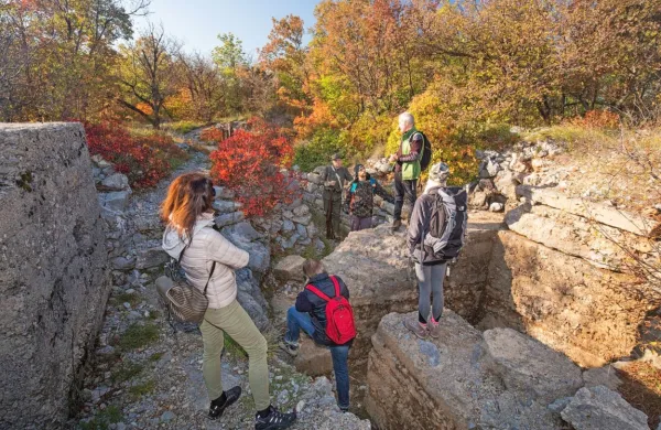 Na območju Grmade je ostalo veliko sledi vojakov, ki so položaj 
obdržali med osmo in deseto bitko. Ostaline so vidne že zdaj, v 
sklopu projekta WALKofPEACE+ pa bodo izboljšali dostop in 
razširili ponudbo za pohodnike in kolesarje.