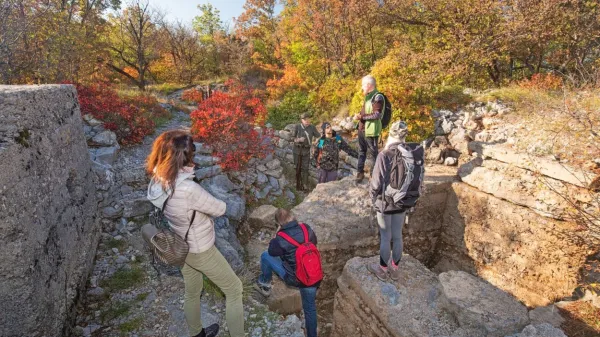 Na območju Grmade je ostalo veliko sledi vojakov, ki so položaj 
obdržali med osmo in deseto bitko. Ostaline so vidne že zdaj, v 
sklopu projekta WALKofPEACE+ pa bodo izboljšali dostop in 
razširili ponudbo za pohodnike in kolesarje.