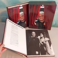 Tako obsežna monografija v dveh delih kakor razstava Gledališče Möderndorfer 
zajemata tudi več fotografij iz uprizoritev v  SSG: na fotografiji Anton Petje in Miranda 
Caharija v Romantičnih dušah v sezoni 1991/1992.