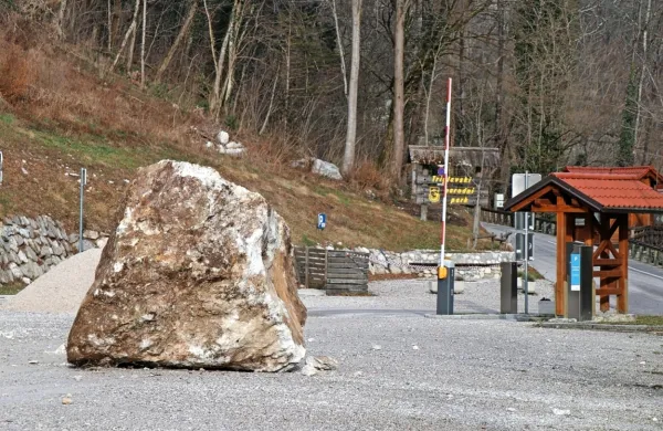 Na parkirišče pri Tolminskih koritih je padla skala. Z lovilno-podajno ograjo bodo preprečili, da bi ji sledila še kakšna. Cesta 
proti Pologu pa bo več mesecev zaprta. 