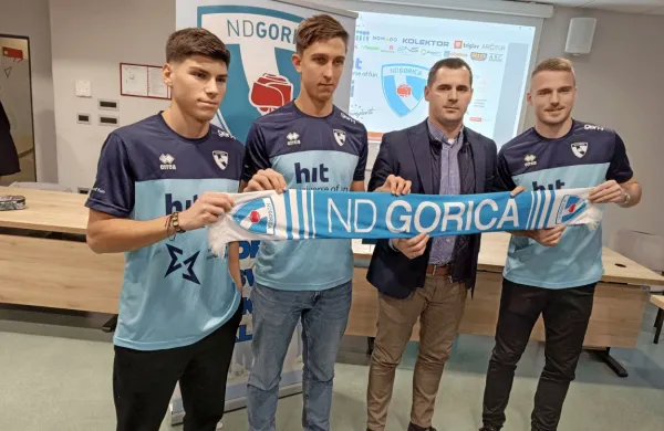 Športni direktor ND Gorica Zoran Ljubinković s prvimi  zimskimi 
okrepitvami. Z leve so krilni napadalec Luka Marjanac, ki ima tudi 
švicarsko državljanstvo, slovenski napadalec Haris Kadrić in 
srbski ofenzivni vezist Lazar Sajčić, ki ima tudi hrvaški potni list. 