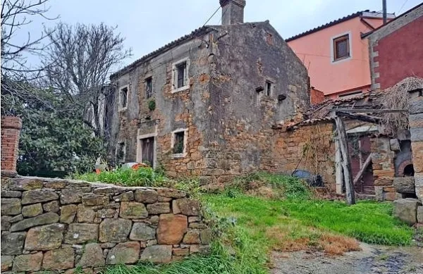 Občina prodaja tudi nepremičnino v Sv. Petru, vendar istrska hiša 
ni del prodaje. 