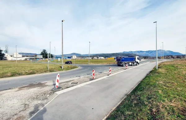 Ob MMP država gradi krožišče, občina pa se še ni lotila nadaljnjega 
urejanja cone. Najprej bo skušala sklestiti stroške. 