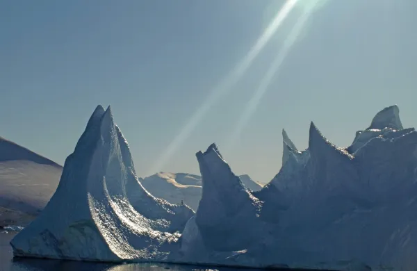 Po nekaterih napovedih  bi lahko do sredine stoletja na Arktiki v najtoplejših mesecih izginil ves 
morski led.