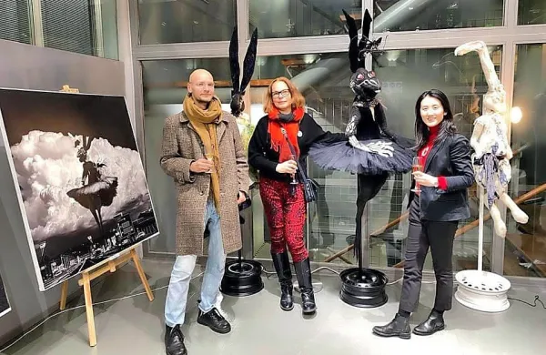 Razstava Zajčje leto izolske umetnice Katje Burlina (v sredini) bo  na ogled   do 15. februarja.