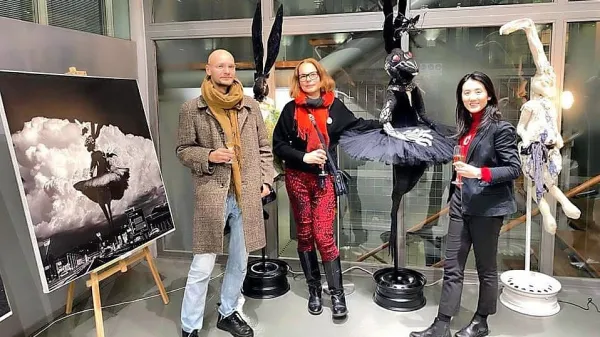 Razstava Zajčje leto izolske umetnice Katje Burlina (v sredini) bo  na ogled   do 15. februarja.