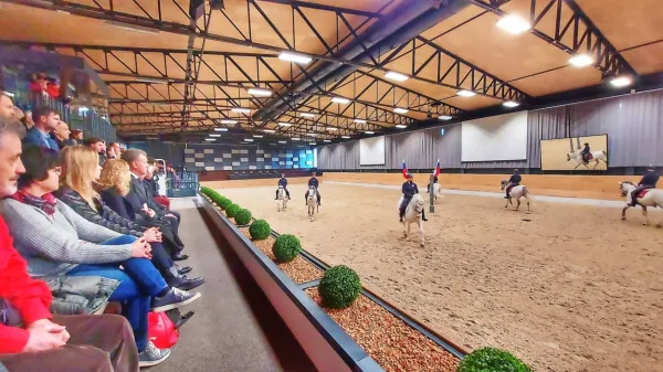 Spremljanje predstav lipiške jahalne šole bo na obnovljenih 
tribunah za gledalce udobnejše