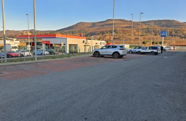 Prodajalec posode  na  žrtve  preži  tudi  na parkirišču  pred  izolsko  
trgovino,  blizu  katere  je  bencinski  servis, na katerem je  možno  
dvigniti  vavčerje.  Foto: Nives Krebelj  