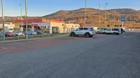 Prodajalec posode  na  žrtve  preži  tudi  na parkirišču  pred  izolsko  
trgovino,  blizu  katere  je  bencinski  servis, na katerem je  možno  
dvigniti  vavčerje.  Foto: Nives Krebelj  