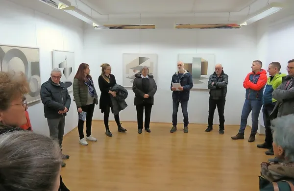 Razstava Mozaik 2024 prinaša snovanja  treh slikark in fotografa. 