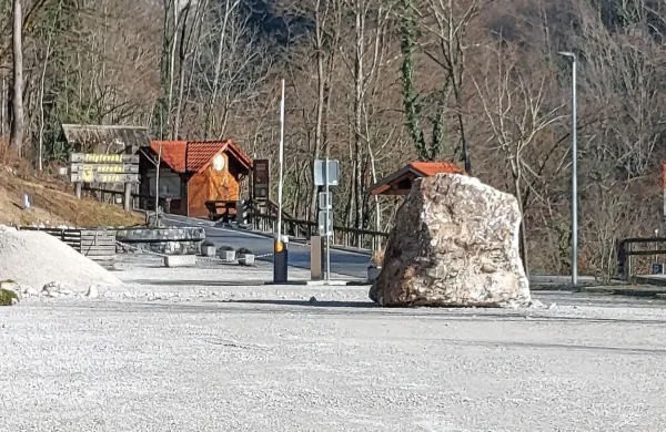 Velika skala se je prikotalila na parkirišče pri vstopu v Tolminska korita tik zraven restavracije Korita.