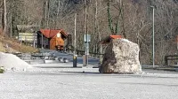 Velika skala se je prikotalila  na parkirišče pri vstopu v Tolminska korita tik zraven restavracije Korita.