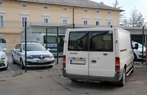 V  kombiju madžarske  registracije  je  mladi  Litovec  prevažal 24  
nezakonitih migrantov. 