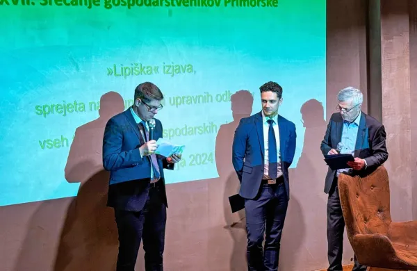 Lipiško izjavo so skupaj prebrali predsedniki primorskih gospodarskih zbornic Boštjan Jerončič, Borut Fakin in Goran Petek (z 
leve).