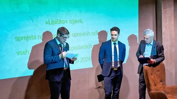 Lipiško izjavo so skupaj prebrali predsedniki primorskih gospodarskih zbornic Boštjan Jerončič, Borut Fakin in Goran Petek (z 
leve).