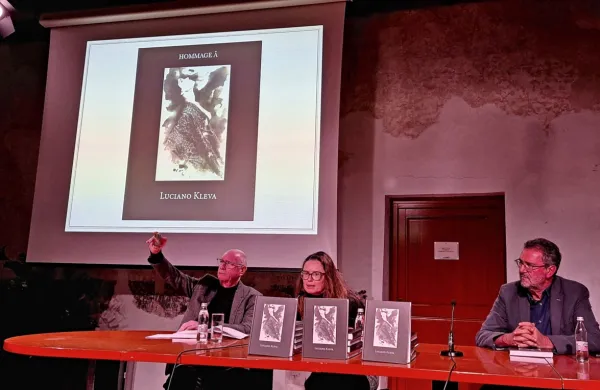 V polni dvorani Manziolijeve palače so monografijo predstavili (z leve) Dejan Mehmedovič, Agnese Babič in Franco Jurij, z multivizijo in glasbo v živo pa je fotografije občinstvu približal 
Lado Jakša.