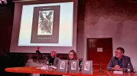 V polni dvorani Manziolijeve palače so monografijo predstavili (z leve) Dejan Mehmedovič, Agnese Babič in Franco Jurij, z multivizijo in glasbo v živo pa je fotografije občinstvu približal 
Lado Jakša.