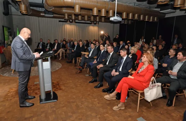 Tradicionalno, že 27.  srečanje  si bodo primorski gospodarstveniki  
zapomnili tudi po tem,  da so na njem sprejeli  Lipiško izjavo.

