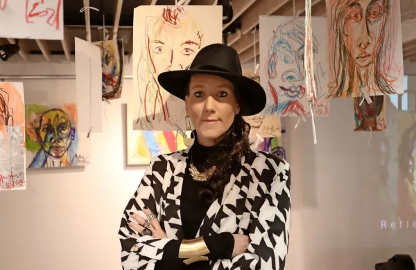 Akademska slikarka Nuša Smolič se s šesto v seriji samostojnih razstav predstavlja v galeriji Krpanovega 
doma v Pivki.