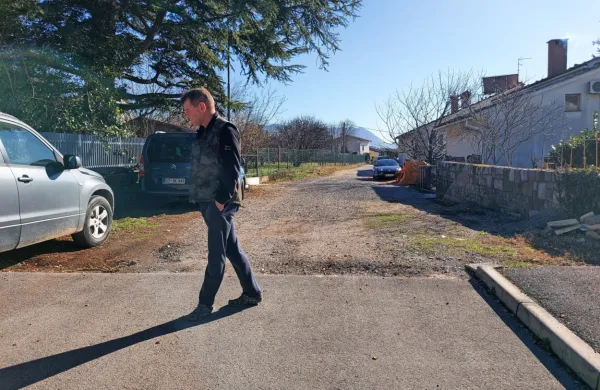 Občina namerava  do poletja asfaltirati  makadamski del Lavričeve 
ceste,  urediti pločnik in javno razsvetljavo.