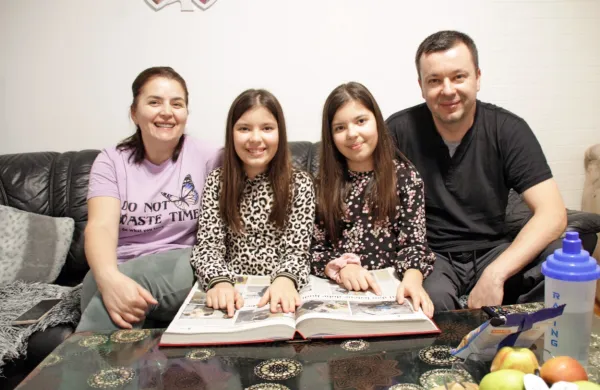 Družina iz postojnske porodnišnice deset let kasneje (z leve): 
mama Ifeta, Lamija, Nadija in oče Nijaz Muratović. 