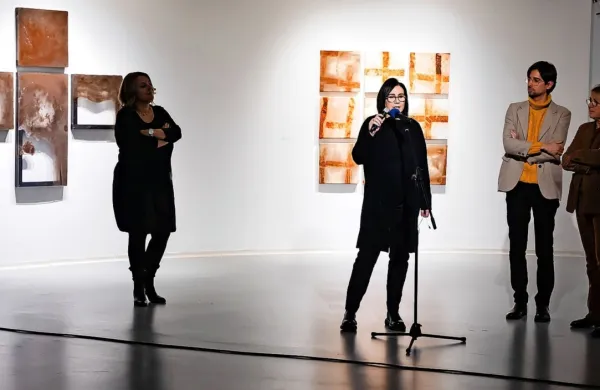 Na odprtju v Mestni galeriji je spregovorila tako ustvarjalka kakor 
predstavniki sodelujočih galerij.  