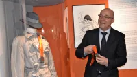 Jure Franko z originalnim srebrnim odličjem ob razstavljeni repliki 
in svečani olimpijski uniformi Sarajeva 84 ter karikaturi Boruta 
Pečarja v  Muzeju novejše zgodovine v Ljubljani.
