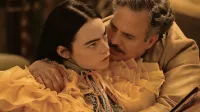Emma Stone kot radovedna in spolno nenasitna mladenka Bella 
Baxter v objemu njenega ljubimca Duncana (Mark Ruffalo), ki jo je 
kmalu začel dušiti.