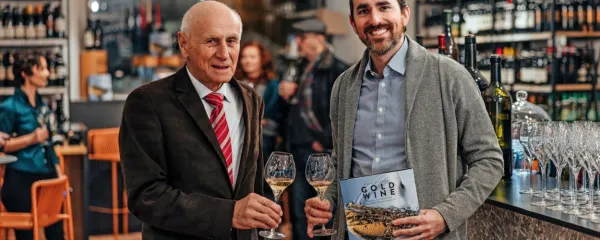 Avtor knjige o rebuli Noah Charney (desno) in briški župan Franc 
Mužič.