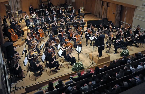Koncertni cikel Simfonic voices v nedeljo odpira Simfonični 
orkester Konservatorija za glasbo in balet Ljubljana (KGBL).  