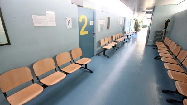 Bo  zaostrovanje Fidesove stavke povzročilo zapiranje ambulant in 
podaljševanje čakalnih vrst?  