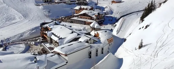  



Veliko nastanitvenih kapacitet ima smučišče pred vrati, ob robu 
proge so tudi apres-ski zabave.