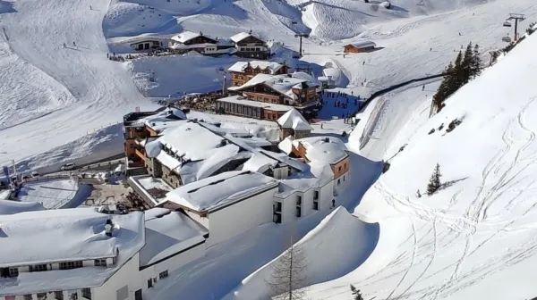  



Veliko nastanitvenih kapacitet ima smučišče pred vrati, ob robu 
proge so tudi apres-ski zabave.