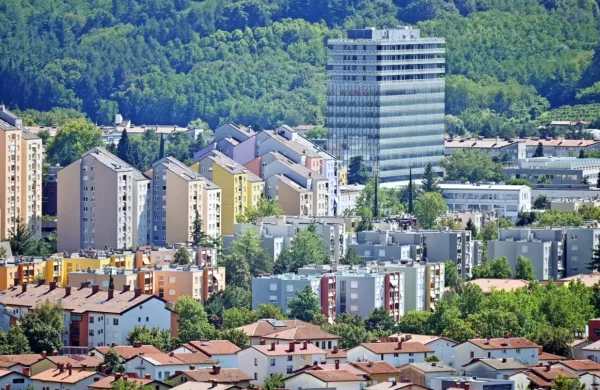 V Novi Gorici gre vsaka ponudba za stanovanje v najem takoj v 
promet. Za garsonjero je treba odšteti okrog 500, za dvosobno 
stanovanje pa od 450 do 700 evrov na mesec.