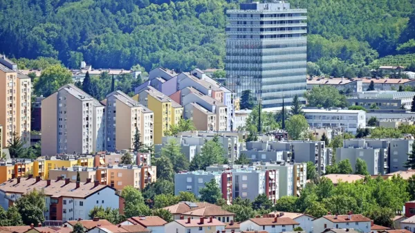 V Novi Gorici gre vsaka ponudba za stanovanje v najem takoj v 
promet. Za garsonjero je treba odšteti okrog 500, za dvosobno 
stanovanje pa od 450 do 700 evrov na mesec.