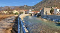 S tri milijone evrov vredno naložbo so sanirali poškodovane 
obrežne zidove, strugo, propuste in jez v Podskali ter uredili 
obrežno promenado. 
