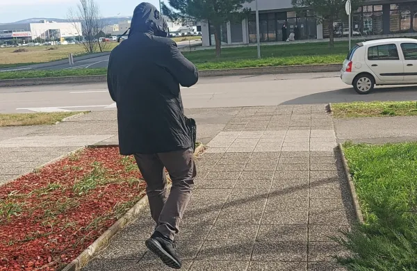 Na  koprsko  sodišče  sta  včeraj  prišla  le  obtožena, Gero    Mladenova   
so  pripeljali iz  pripora,  Slavko  Dimitrijević (na  fotografiji)   je  
prostosti,    njune  domnevne  žrtve  pa  ni  bilo. 