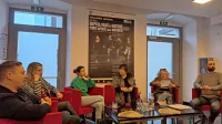 Na novinarski konferenci so o predstavi spregovorili igralci Luka 
Cimprič, Tjaša Hrovat in Anja Drnovšek, dramaturginja Ira Ratej, 
direktorica in umetniška vodja Gledališča Koper Katja Pegan ter 
predstavnik za stike z javnostjo Matej Sukič. 