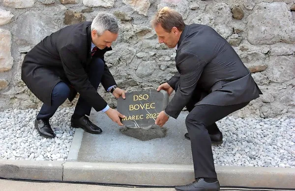 Pred skoraj dvema letoma sta takratni minister Janez Cigler Kralj 
in župan Valter Mlekuž postavila temeljni kamen. Nato se je 
ustavilo. Denar zanj je v proračunu države za  leto 2025. 