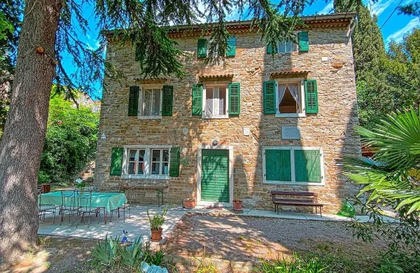 Hiša na Stari cesti 28 v Portorožu, v kateri je med letoma 1956 in 
1980 živel pisatelj Ciril Kosmač. 