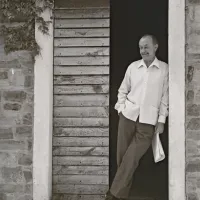 Ciril Kosmač pred hišo na Stari cesti 28 v Portorožu, v kateri je živel 
skoraj četrt stoletja - vse do svoje smrti. 