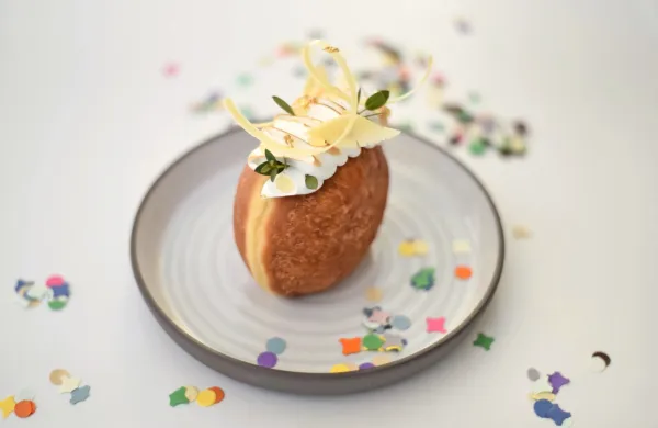 Krof s citrusovo kremo z meringo melise in belo čokolado, ki so ga 
izdelali slaščičarji  Cafè Centrala, je zasedel drugo mesto med 
inovativnimi krofi. 