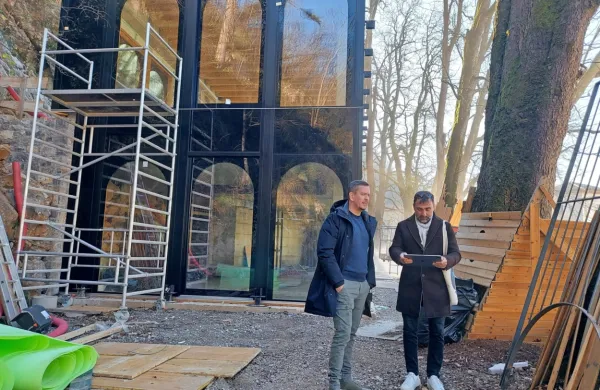 Izbrani najemnik lokala Denis Ibrišimović in projektant Adrijan 
Cingerle pred še nedokončanim paviljonom v Podskali. 