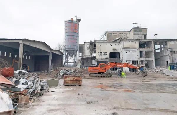 Nekdanjo hidrarno SIA v Solkanu rušijo ter pripravljajo prostor za 
visokotehnološka podjetja in center zelenih tehnologij. 