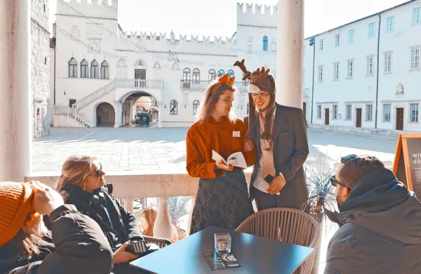Člani pesniškega kolektiva Pero Srce bodo obiskovalce koprske 
kavarne Loggia “pocrtali” s poezijo. 