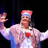 Maja Gal Štromar  v Izolo prinaša predstavo Absurdanijo d.o.o.