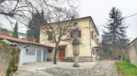 V  Oseku  so  nepridipravi  poskušali vlomiti  skozi  pritlično  okno v  
notranjost župnišča,  a  so jih ustavile  rešetke  na  oknu.  